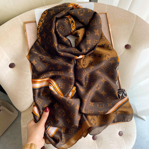 [小滋心选]520好礼【MONZECI KOIMS高奢丝巾】明星私服小心机 100%桑蚕丝 轻薄柔软 顺滑舒适 180*90cm超大尺寸 可披肩可防晒可空调房保暖 商品图12