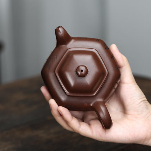 【青山特惠】宜兴原矿精品全手工紫泥六方掇只紫砂壶 380cc 方勤平（国工） 商品图6