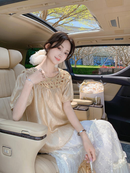 张心子【泰兰德度假风】镂空气质拼接褶皱上衣 U2504032 商品图1