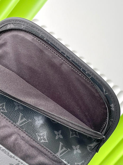 春夏特惠💰850 原单LV M12681 尺寸：26.5×17×11cm PULSE 黑花邮差包 商品图5