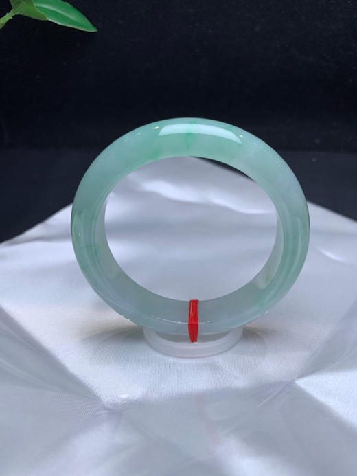 612687，52冰飘绿手镯，冰润干净，飘星星点点的绿花，干净甜美 商品图0