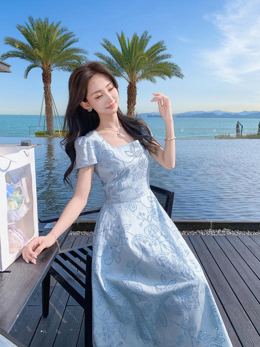 张心子【Spring度假日】夏款度假风镂空刺绣气质显瘦连衣裙 U2504019 商品图10