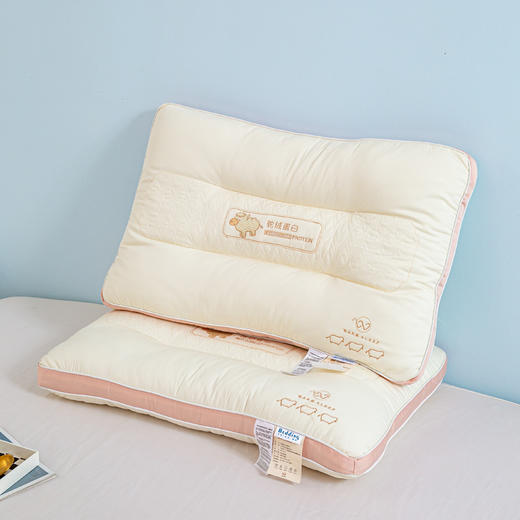 【呵护颈椎❗️羊绒蛋白护颈枕头】蓬松舒适不易板结持久回弹，受力均匀，迎合肩颈空隙稳稳承托，单人高弹不塌陷人体工程学分区护颈枕精美刺绣QQ 商品图4
