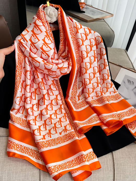 [小滋心选]520好礼【MONZECI KOIMS高奢丝巾】明星私服小心机 100%桑蚕丝 轻薄柔软 顺滑舒适 180*90cm超大尺寸 可披肩可防晒可空调房保暖 商品图6