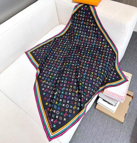 驴家2025新款白三彩x村上隆系列丝巾LVxTMMonogramMulticolor方巾特别难买的款式柜子（AN） 商品图6