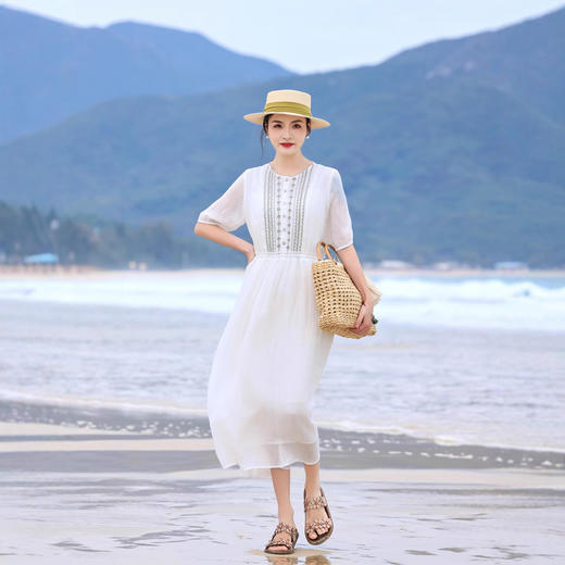 丁摩 白色飘逸细苎麻加捻刺绣短五分袖系带大码显瘦连衣裙HS25803 商品图0