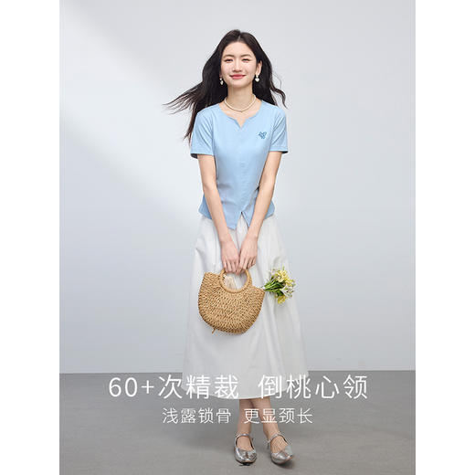【专属特价】熙世界设计感开叉蓝色T恤女短袖2025夏新款修身正肩体恤短款上衣 商品图1