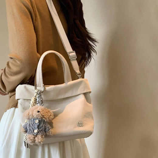 南家系列包包，销量突破 40w+，口碑超绝，时尚达人都爱。选用环保高定 PU 皮，质感上乘，媲美真皮触感。定制五金搭配精选皮料，版型挺括，细节精致，尽显品质 商品图2