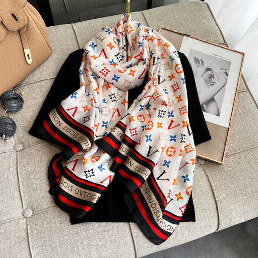 [小滋心选]520好礼【MONZECI KOIMS高奢丝巾】明星私服小心机 100%桑蚕丝 轻薄柔软 顺滑舒适 180*90cm超大尺寸 可披肩可防晒可空调房保暖 商品图14