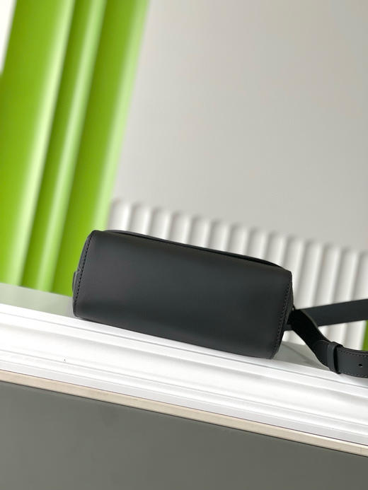 春夏特惠💰850 原单LV M12681 尺寸：26.5×17×11cm PULSE 黑花邮差包 商品图3