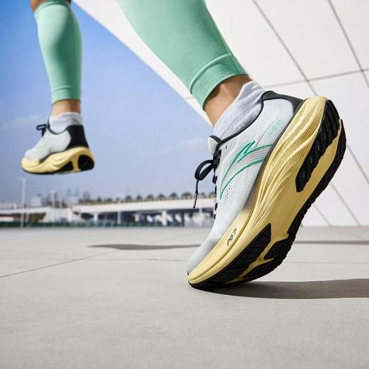 【43断码】安踏旅步1.5丨PG7缓震跑步鞋男舒适回弹运动鞋通勤鞋子112515508【库存有限，如无货将做退款，介意慎拍！】 商品图4