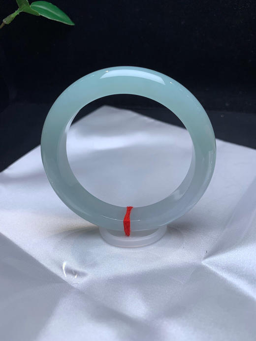 612686，56.8冰晴绿手镯，整体底子釉洁细润，带晴绿底色， 甜甜的 商品图0