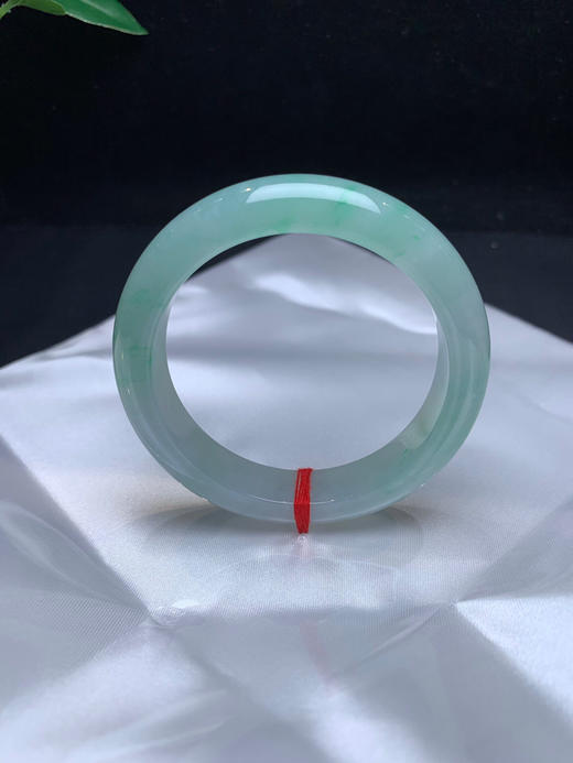 612687，52冰飘绿手镯，冰润干净，飘星星点点的绿花，干净甜美 商品图3