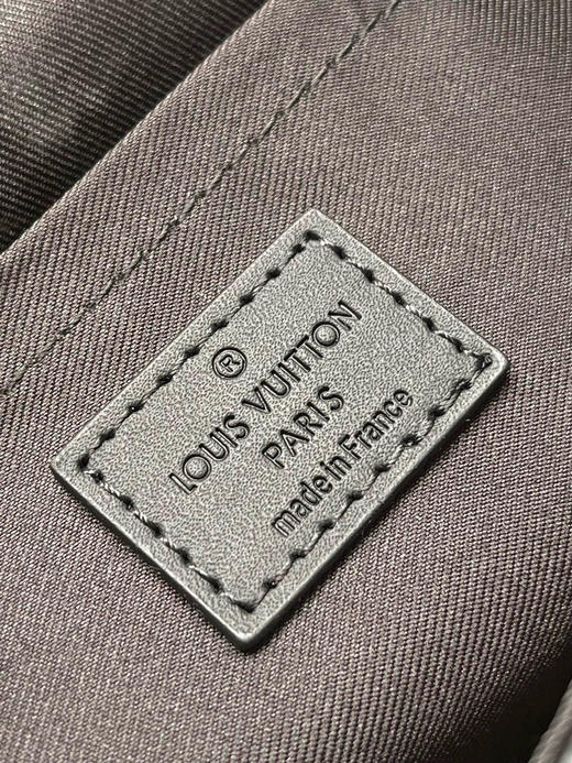 春夏特惠💰850 原单LV M12681 尺寸：26.5×17×11cm PULSE 黑花邮差包 商品图8