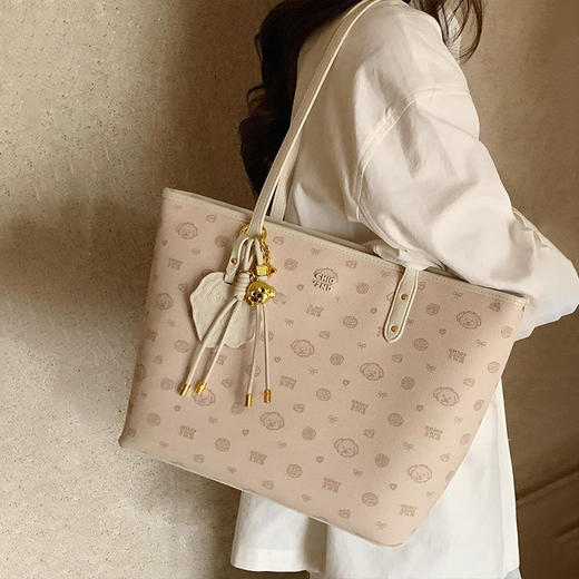 南家系列包包，销量突破 40w+，口碑超绝，时尚达人都爱。选用环保高定 PU 皮，质感上乘，媲美真皮触感。定制五金搭配精选皮料，版型挺括，细节精致，尽显品质 商品图5