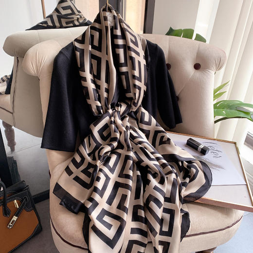 [小滋心选]520好礼【MONZECI KOIMS高奢丝巾】明星私服小心机 100%桑蚕丝 轻薄柔软 顺滑舒适 180*90cm超大尺寸 可披肩可防晒可空调房保暖 商品图5