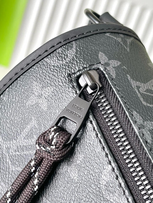 春夏特惠💰850 原单LV M12681 尺寸：26.5×17×11cm PULSE 黑花邮差包 商品图6