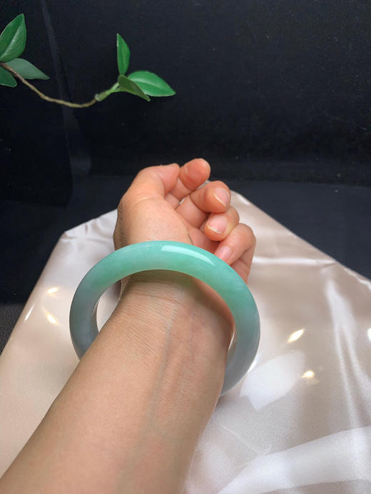 612689，62绿底正圈手镯，一半带清新绿底色，干净均匀有特色 商品图5