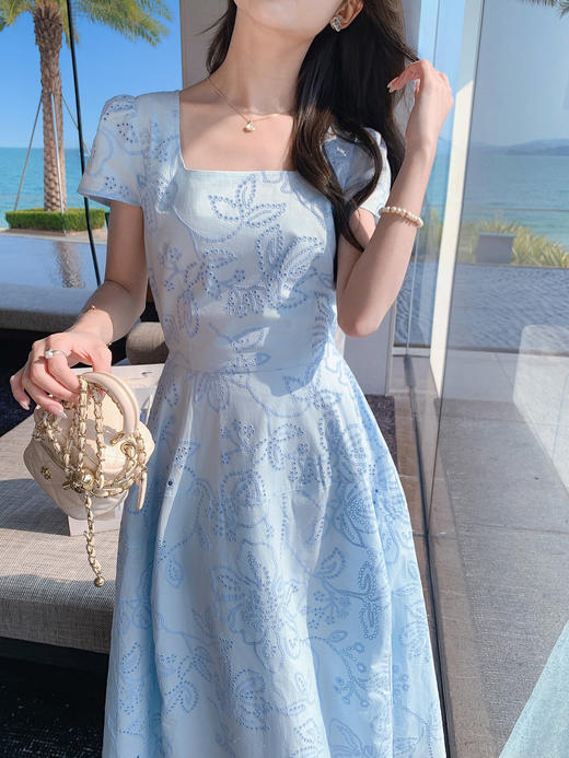 张心子【Spring度假日】夏款度假风镂空刺绣气质显瘦连衣裙 U2504019 商品图6