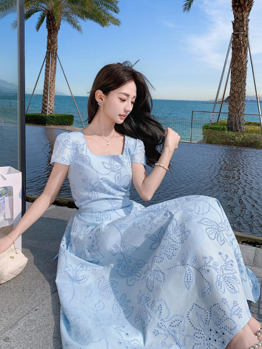 张心子【Spring度假日】夏款度假风镂空刺绣气质显瘦连衣裙 U2504019 商品图9