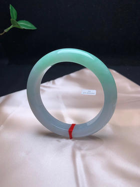 612689，62绿底正圈手镯，一半带清新绿底色，干净均匀有特色