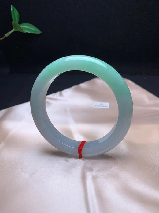 612689，62绿底正圈手镯，一半带清新绿底色，干净均匀有特色 商品图0