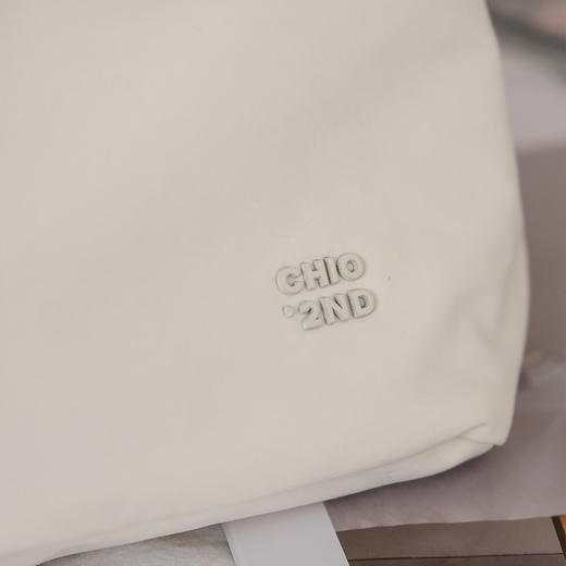 南家系列包包，销量突破 40w+，口碑超绝，时尚达人都爱。选用环保高定 PU 皮，质感上乘，媲美真皮触感。定制五金搭配精选皮料，版型挺括，细节精致，尽显品质 商品图4