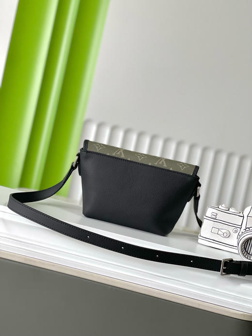 春夏特惠💰700 原单LV M12618 尺寸：22.5×16×5cm PULSE 绿花邮差包 商品图2