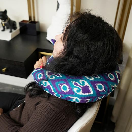 至爱疆物·十二生肖辰龙U型枕  国潮十二生肖龙与艾德莱斯纹样相融合 商品图3