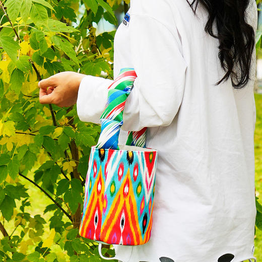 至爱疆物·艾德莱斯水桶包  民族风与时尚感融合 商品图1