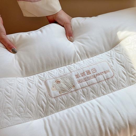 【呵护颈椎❗️羊绒蛋白护颈枕头】蓬松舒适不易板结持久回弹，受力均匀，迎合肩颈空隙稳稳承托，单人高弹不塌陷人体工程学分区护颈枕精美刺绣QQ 商品图2