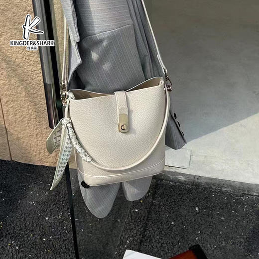 经典鲨2025年新款气质简约大容量单间斜挎水桶包KGB05-52601081 商品图4