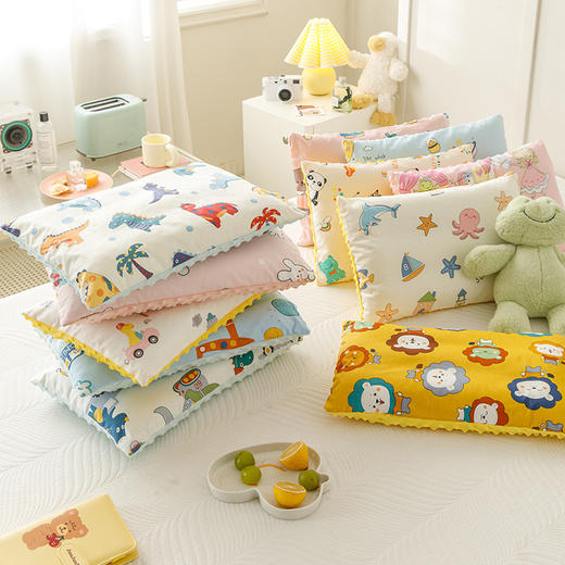 送枕套【29.9抢❗️全棉豆豆绒枕头】专为1-10岁儿童研发，3D触感，高弹饱满久用不易塌陷，可拆洗纯棉宝宝安抚抱枕婴幼儿园学生枕头QQ 商品图0