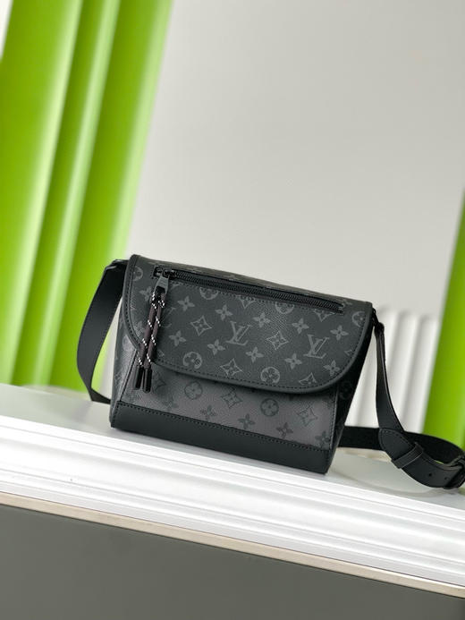 春夏特惠💰850 原单LV M12681 尺寸：26.5×17×11cm PULSE 黑花邮差包 商品图0