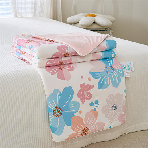 多喜爱沁柔凉感夏薄被芯/空调被（花漾清梦/花影逸梦/素影雅静）【沁柔凉感丝】【双面凉感】 【双A类标准】沁凉柔肤 舒睡一夏 有效抑菌 可水洗机洗 凉如水 柔如丝 商品图6