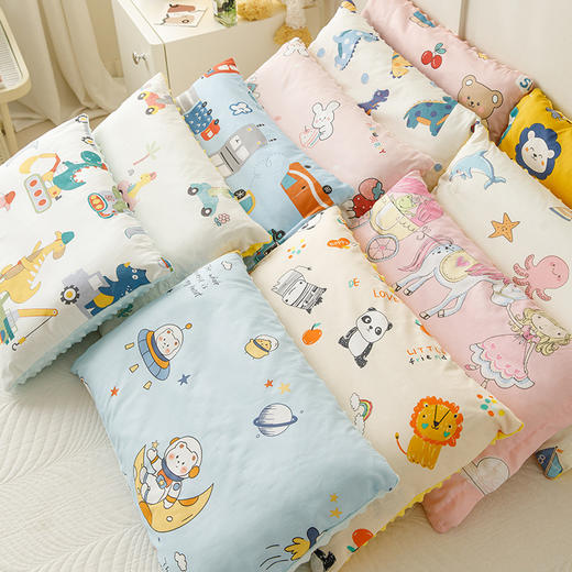 送枕套【29.9抢❗️全棉豆豆绒枕头】专为1-10岁儿童研发，3D触感，高弹饱满久用不易塌陷，可拆洗纯棉宝宝安抚抱枕婴幼儿园学生枕头QQ 商品图2