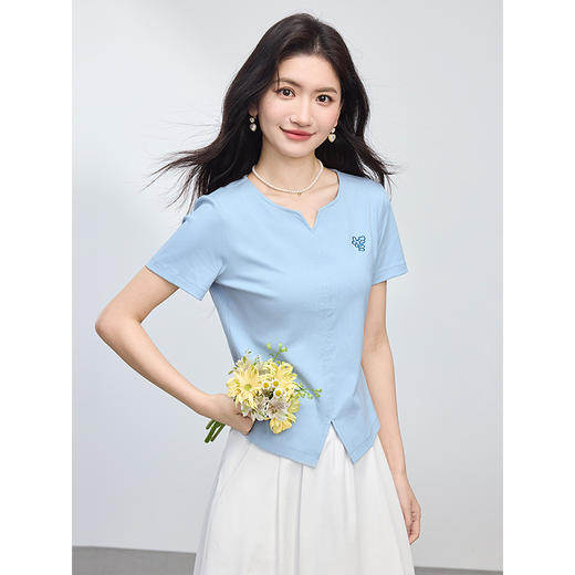 【专属特价】熙世界设计感开叉蓝色T恤女短袖2025夏新款修身正肩体恤短款上衣 商品图3