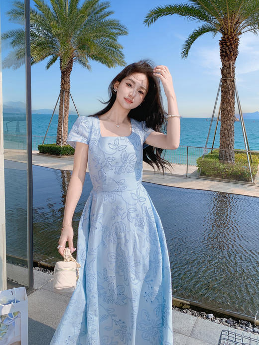 张心子【Spring度假日】夏款度假风镂空刺绣气质显瘦连衣裙 U2504019 商品图4