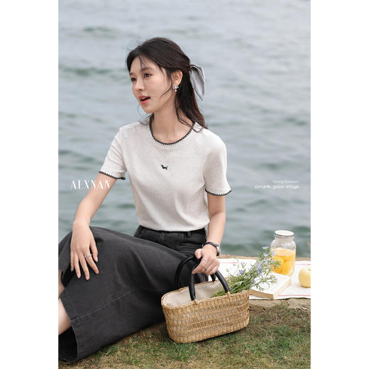 鹿向南「棉朵轻吟」法式气质灰色圆领短袖T恤夏季显瘦修身女上衣 商品图1