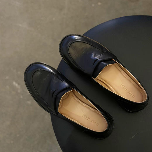 RIM RIM2024秋冬新款塑型马皮鞋复古英伦风小皮鞋一脚蹬乐福鞋女2392 商品图2