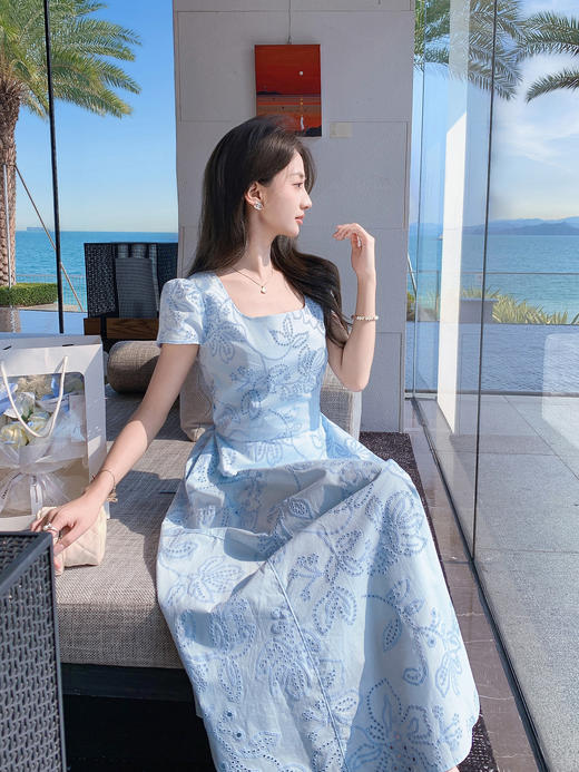 张心子【Spring度假日】夏款度假风镂空刺绣气质显瘦连衣裙 U2504019 商品图2