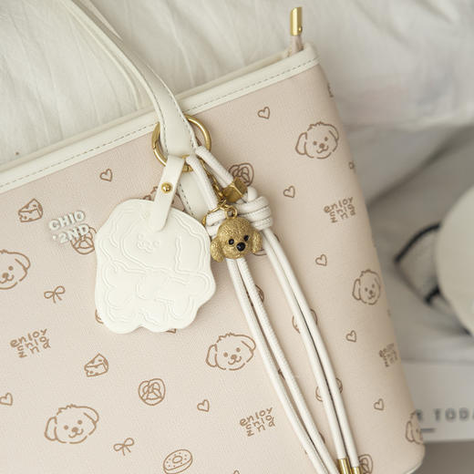 南家系列包包，销量突破 40w+，口碑超绝，时尚达人都爱。选用环保高定 PU 皮，质感上乘，媲美真皮触感。定制五金搭配精选皮料，版型挺括，细节精致，尽显品质 商品图6