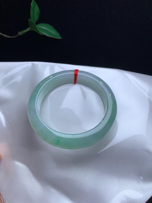 612687，52冰飘绿手镯，冰润干净，飘星星点点的绿花，干净甜美 商品图2