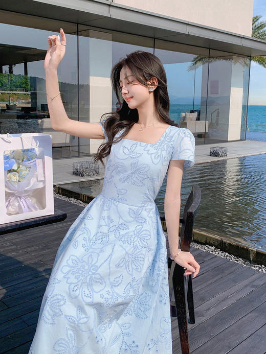 张心子【Spring度假日】夏款度假风镂空刺绣气质显瘦连衣裙 U2504019 商品图11