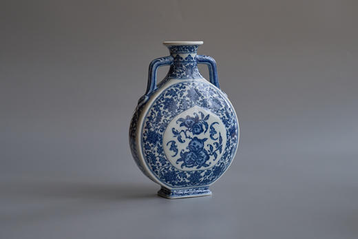 守艺 · 青花缠枝桃福纹抱月瓶 柴窑 高25cm 宽19cm 底径8cm 商品图1