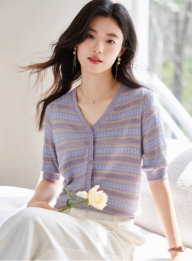 🏆[独家重磅!! 佐姿莎夏日条纹花朵镂空短袖 ]2款可选☀️ 夏天穿也不会热的针织衫 区别市场普货!!🌈侧缝条纹完全对齐，耗料重工! 🔺 面料选用进口冰爽丝 !清爽透气很凉快 不闷热