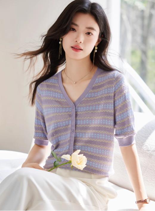 🏆[独家重磅!! 佐姿莎夏日条纹花朵镂空短袖 ]2款可选☀️ 夏天穿也不会热的针织衫 区别市场普货!!🌈侧缝条纹完全对齐，耗料重工! 🔺 面料选用进口冰爽丝 !清爽透气很凉快 不闷热 商品图0