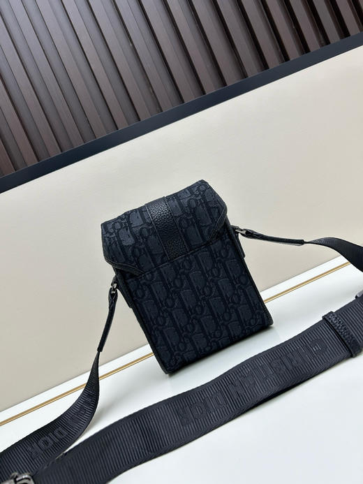 夏季特惠💰600 竖版翻盖信使包 手机包 是夏季男装系列新品2HTCA544 现代时尚的设计 商品图2