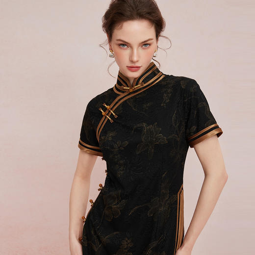 QF81925新款优雅暗花纹线条流畅撞色镶边盘扣短袖旗袍连衣裙 商品图2