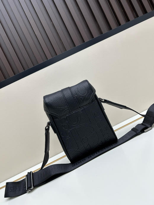 夏季特惠💰600 竖版翻盖信使包 手机包 是夏季男装系列新品2HTCA544 现代时尚的设计 商品图2